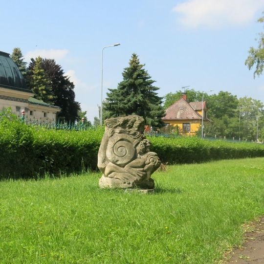 Kamenná plastika Pohádky a mýty u školy v Radonicích