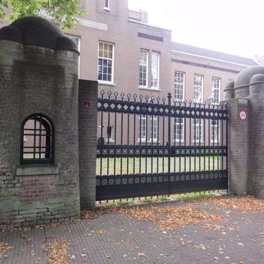 LIMOS-kazerne: 4 toegangspoorten, 1 hek en wachthuisje