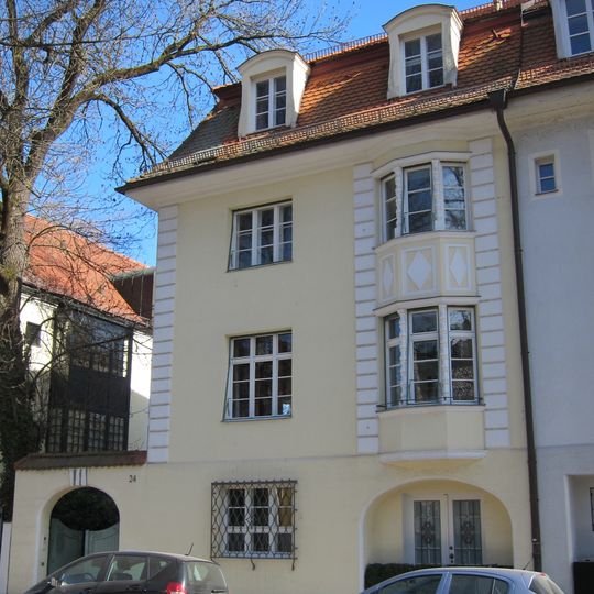 Zusammengeschlossener, villenartiger Block