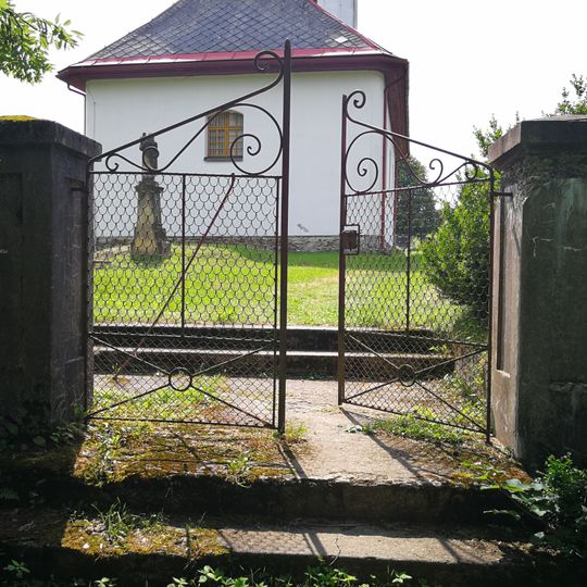 Spodní brána na evangelický hřbitov v Křížlicích