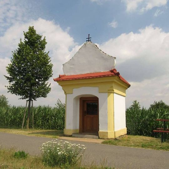 Kaplička u Unčovic vedle polní cesty