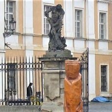Socha Herkules se saní před zámkem v Duchcově