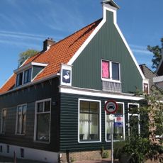 Houten dijkhuis met tuitgevel (puntvormig voorschot)