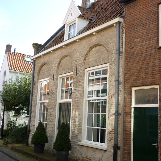 Dwarshuis onder zadeldak tussen puntgevels