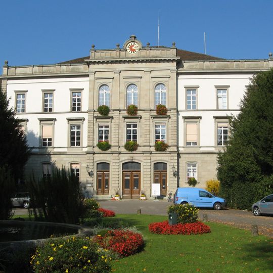Hôpital psychiatrique avec parc