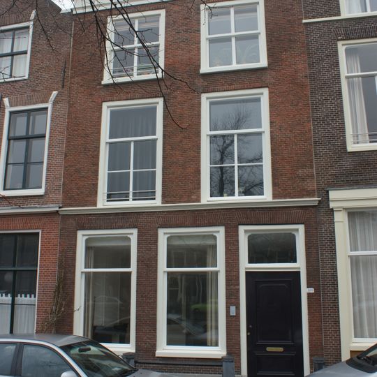 Pand met gevel met rechte kroonlijst