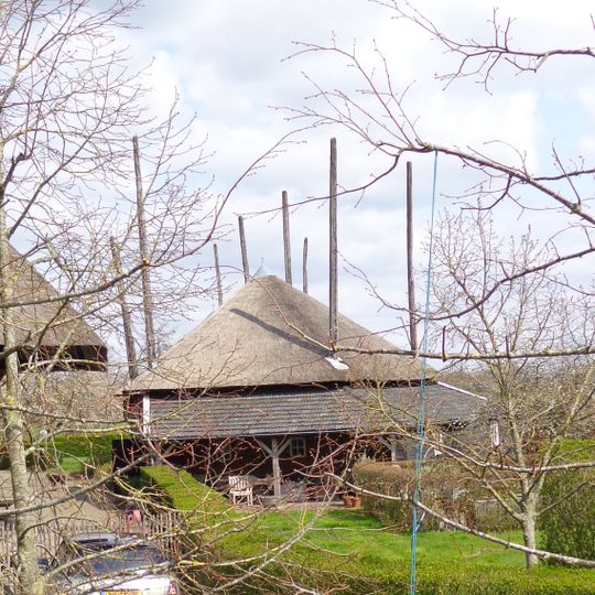 Vrijstaande schuurbergen, type hooiberg met por in het midden