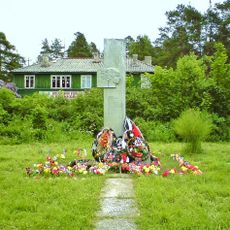 Памятник-стела Герою Советского Союза А.М. Лисицыной (1922-1942), погибшей при переправе через р. Свирь при выполнении боевого задания (Никольский)