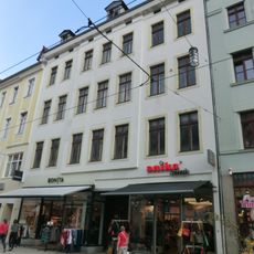 Mietshaus mit Läden in geschlossener Bebauung Berliner Straße 12