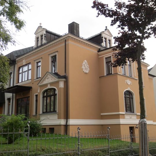 Wohnhaus in halboffener Bebauung in Ecklage mit Vorgarten und Einfriedung Agricolastraße 33