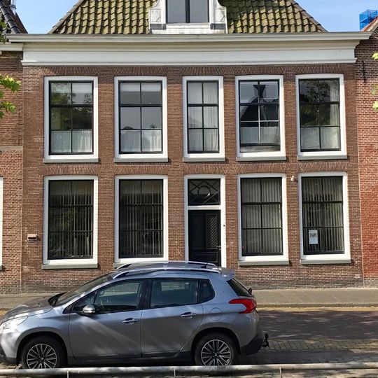 Pand onder zadeldak tegen latere puntgevel