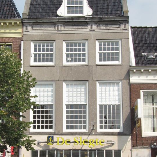 Pand onder dwarskap tussen topgevels