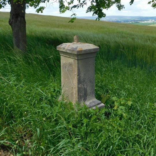 Kříž u silnice západně od Studének