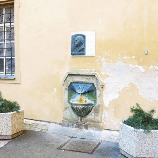 Pamětní deska objevu Bülowova pramene na nádvoří zámku v Poděbradech