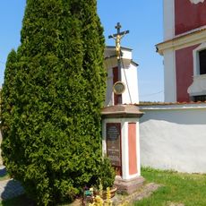 Kříž před kostelem v Hrádku