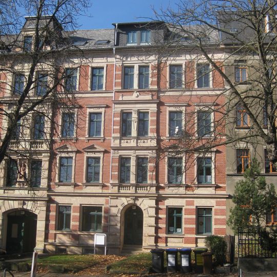 Mietshaus in geschlossener Bebauung mit Vorgarten Straße der Nationen 107