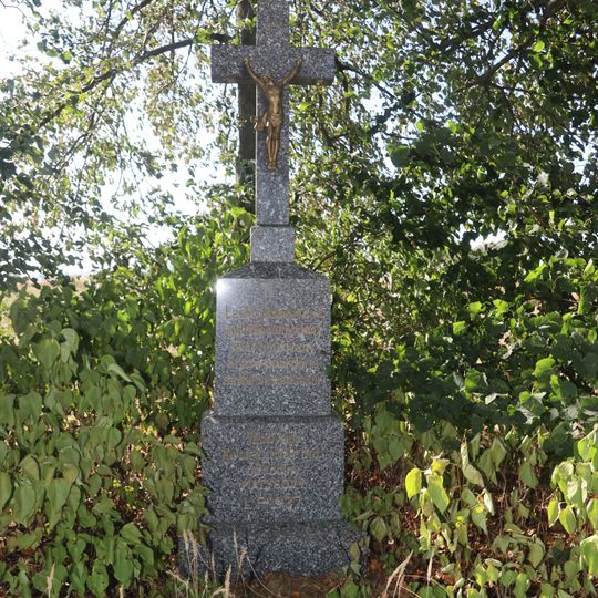 Kříž u železniční tratě v Krahulově