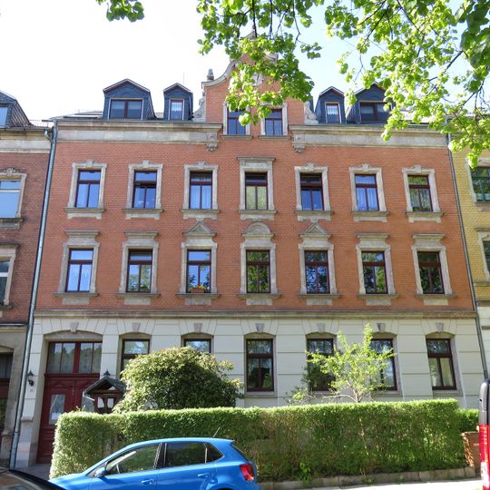 Mietshaus in geschlossener Bebauung mit Vorgarten Ebersdorfer Straße 15