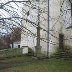 Kříž u kostela V Holýšově