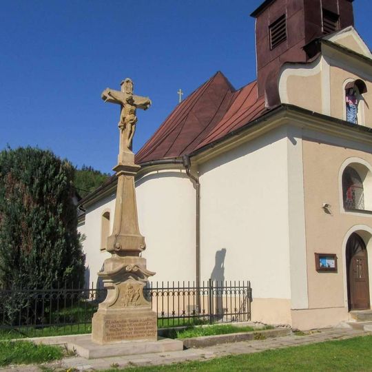 Kříž v Bušíně před kostelem