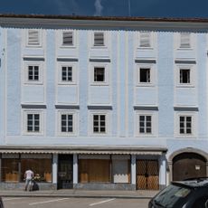 Wohn- und Geschäftshaus