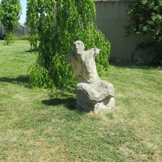 Kamenná plastika Torzo muže v parku v Radonicích