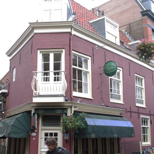 Pand met rechte kroonlijst op de hoek afgepunt