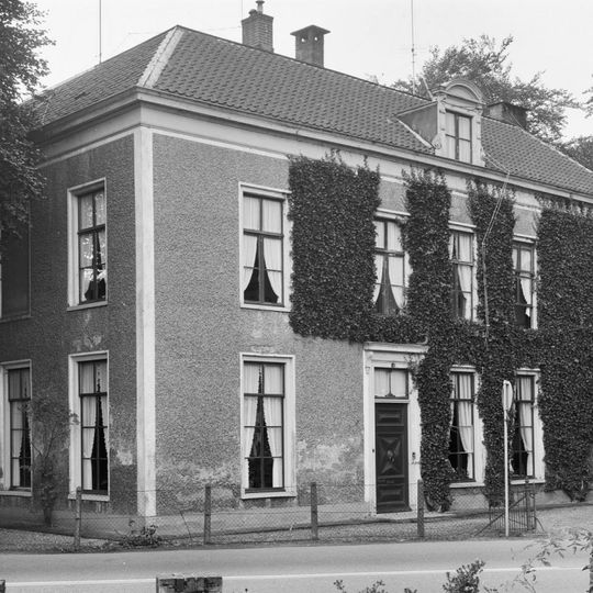 Herenhuis met verdieping en omlopend schilddak