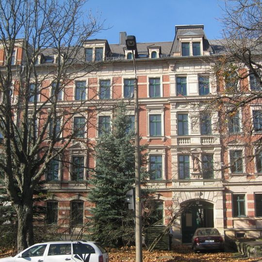 Mietshaus in geschlossener Bebauung mit Vorgarten und Einfriedung Straße der Nationen 105