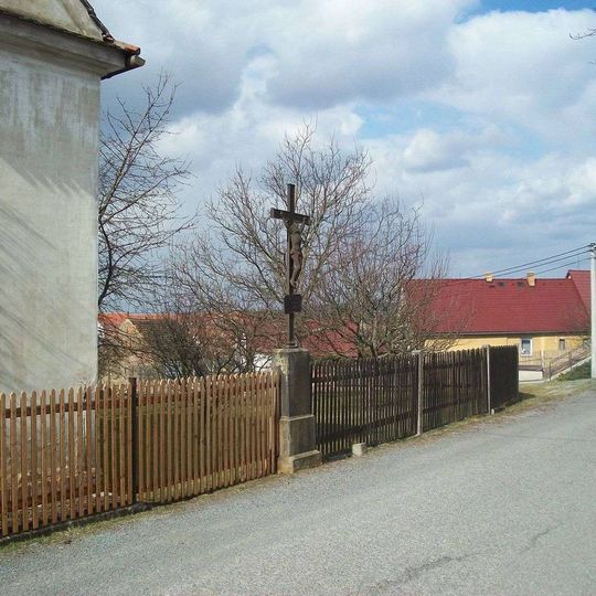 Kříž ve Lhůtě v plotě