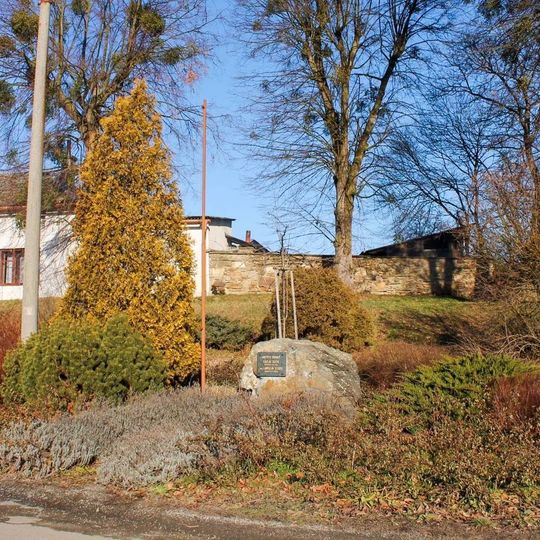 Pomník padlým v Obectově naproti kapli