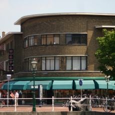 Gebouw met negen winkels en een zelfde aantal bovenwoningen