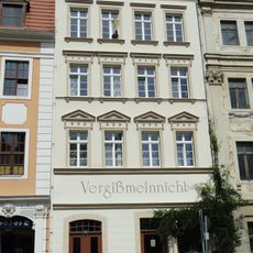 Wohnhaus in geschlossener Bebauung, mit zwei kleinen Läden mit originalen Fronten Obermarkt 25