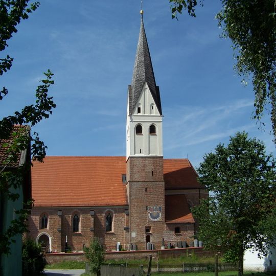 Katholische Kirche Mariä Aufnahme in den Himmel mit Mauer
