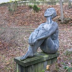 Socha Žena na slunci v zahradě polikliniky v Ústí nad Labem