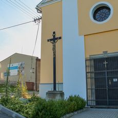 Kříž v Obědném před kaplí