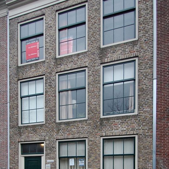 Pand met geverfde lijstgevel