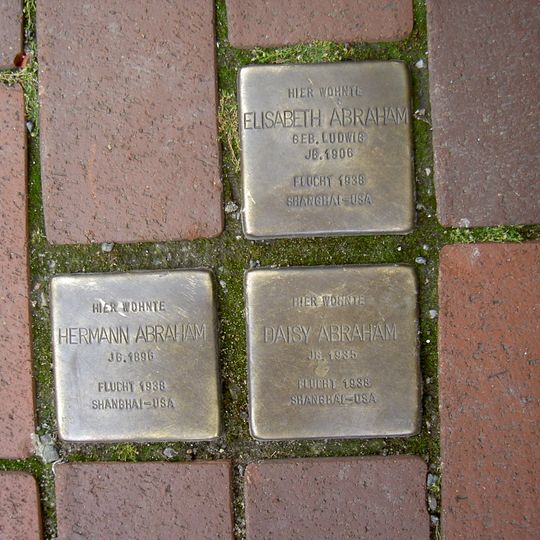Stolperstein en memoria de Hermann Abraham