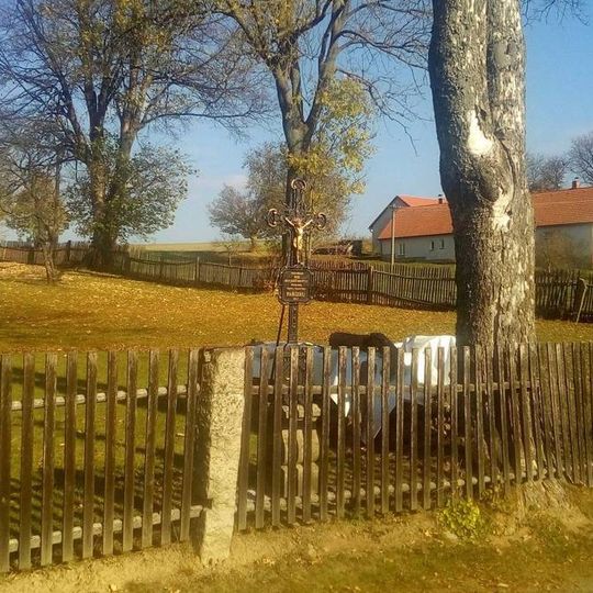 Kříž v Bohdalíně v zahradě