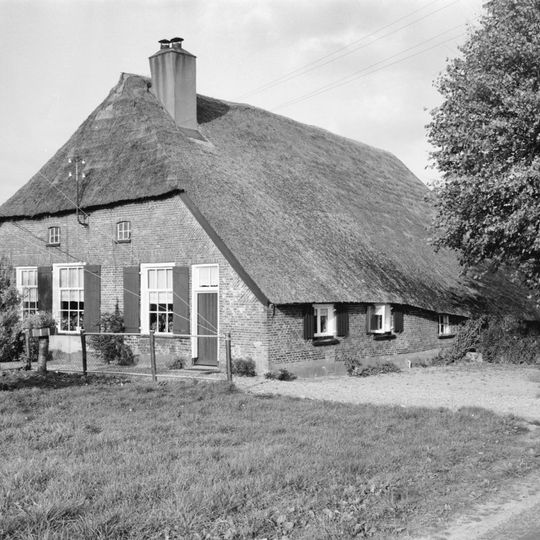 Goed bewaarde boerderij in gave landschappelijke omgeving. Strodak, vensters met luiken en negenruitsschuiframen in de voorgevel
