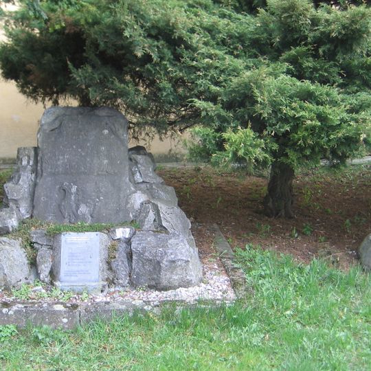 Pamětní kámen východně od kostela v Katovicích