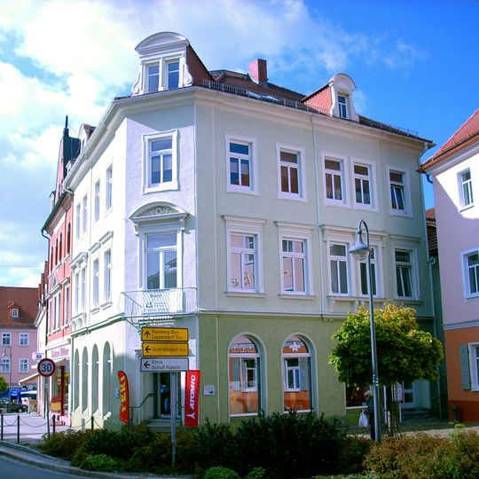 Wohnhaus in geschlossener Bebauung mit Sparkasse im Erdgeschoss Julius-Kühn-Platz 18