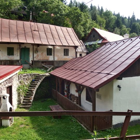 Do Paparátov, dom s maštaľou