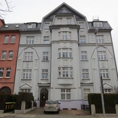 Mietshaus in geschlossener Bebauung konzipiert, mit Vorgarten und Einfriedung Heinrich-Lorenz-Straße 27