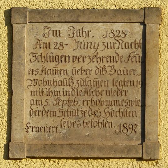 Erinnerungstafel am Giebel eines Bauernhauses Bebelplatz 23