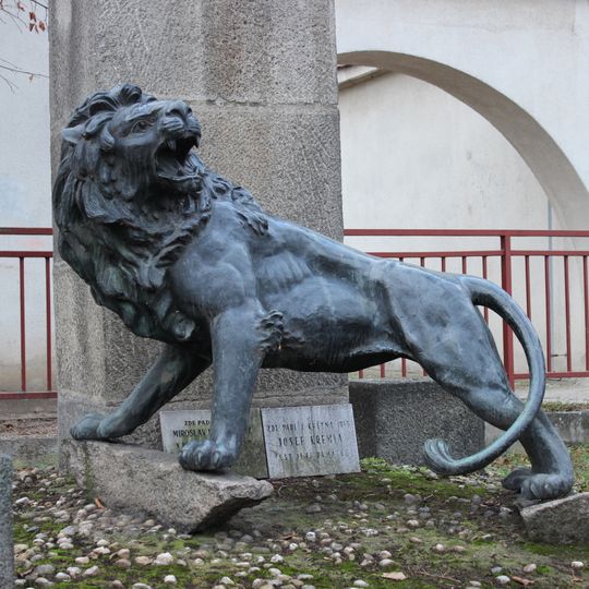 Pomník padlým u školy v Trojské ulici