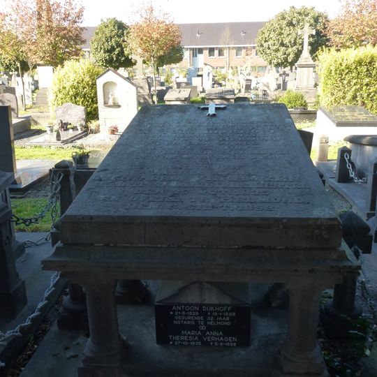 Grafzerk voor het echtpaar Dijkhoff in eclectische stijl