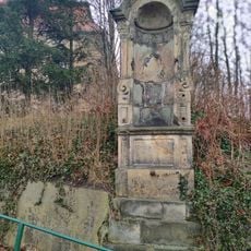 Kaplička u cesty ke kostelu sv. Petra a Pavla v Mimoni