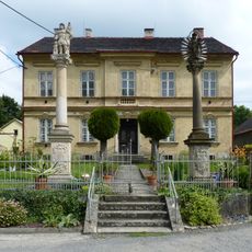 Sloup se sochou Panny Marie a sloup se sochou svatého Floriána