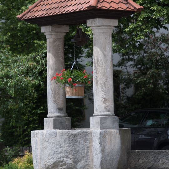 Ziehbrunnen mit zwei Steinsäulen